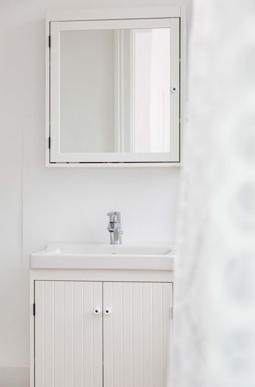 Lavabo moderne avec meuble miroir à Un Air De Famille, Vittel
