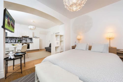 Studio moderne Un Air De Famille à Vittel : lit, kitchenette, TV écran plat et mobilier élégant