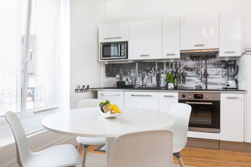 Cuisine moderne et coin repas du Studio à Un Air De Famille, Vittel avec mobilier blanc, table ronde et style vintage