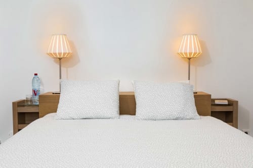 Chambre moderne du gîte Un Air De Famille à Vittel : literie blanche, tables de nuit en bois et éclairage ambiant chaleureux