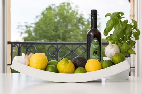 Bienvenue à l'appartement Vittel avec citrons, citrons verts, ail, basilic, bouteille d'huile d'olive et vue sur le jardin de balcon