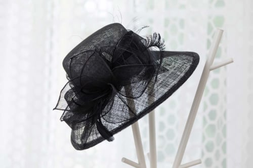Élégant chapeau fascinator noir présenté à l'atelier Un Air De Famille à Vittel, France