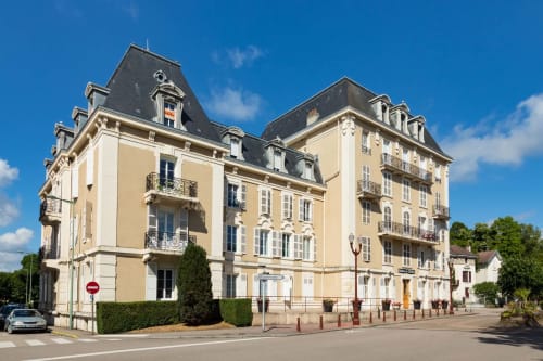 Un Air De Famille B&B, une belle demeure Belle Époque à Vittel, façade crème et toit mansardé.