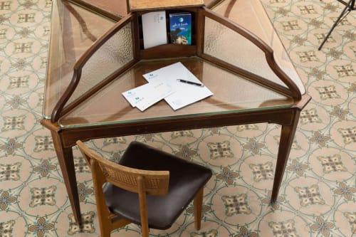 Bureau d'angle avec chaise, papiers et stylo à l'établissement Un Air De Famille B&B à Vittel, France