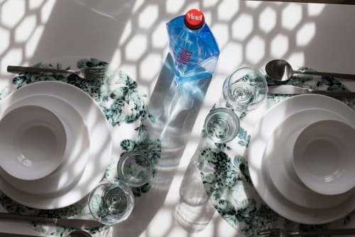 Table élégante du B&B Un Air De Famille à Vittel avec carafe d'eau, verres et serviettes fleuries