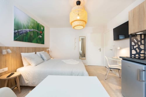 Studio moderne à Un Air De Famille, Vittel avec lits jumeaux, kitchenette et mobilier contemporain