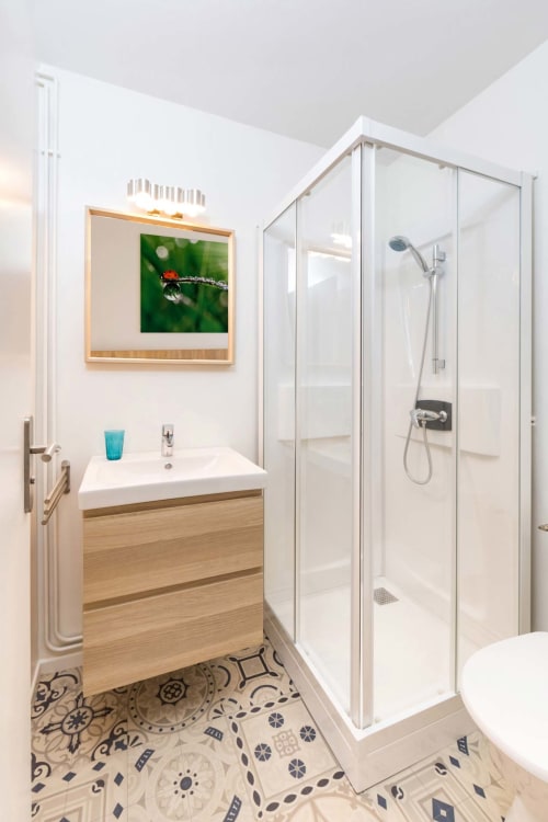 Salle de bains moderne à Un Air De Famille BnB à Vittel avec meuble vasque en bois, douche vitrée et carrelage décoratif