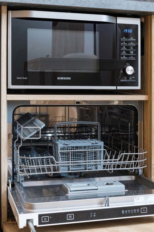 Four intelligent Samsung et lave-vaisselle dans un studio de l'hôtel Un Air De Famille, Vittel France