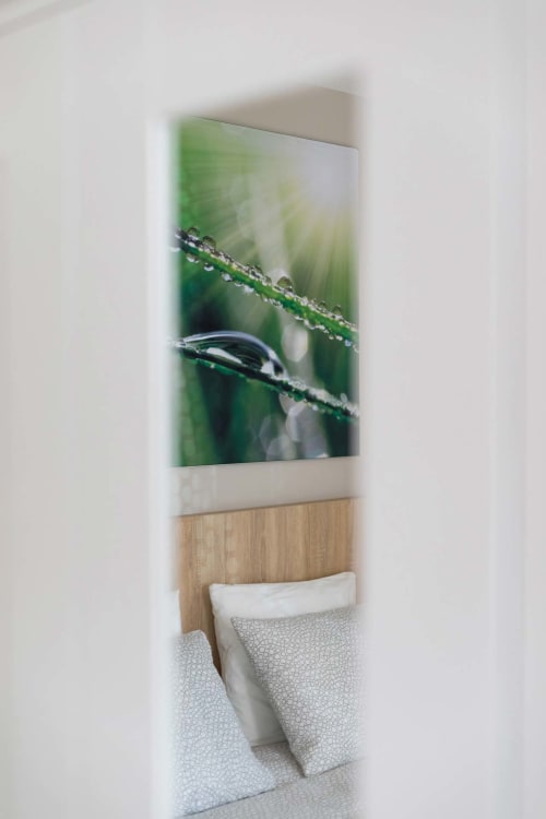 Chambre cosy avec tableau gouttes d'eau encadré, tête de lit en bois et literie motifs à Un Air De Famille, Vittel