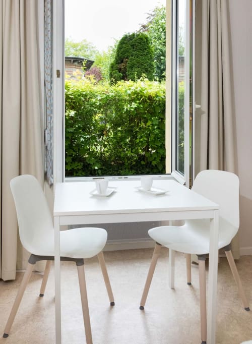 Espace de salle à manger contemporain à Un Air De Famille, Vittel avec table blanche, chaises et vue sur le jardin