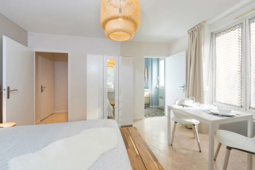 Studio moderne à l'Un Air De Famille B&B à Vittel avec lit, penderie miroir, bureau et grandes fenêtres lumineuses