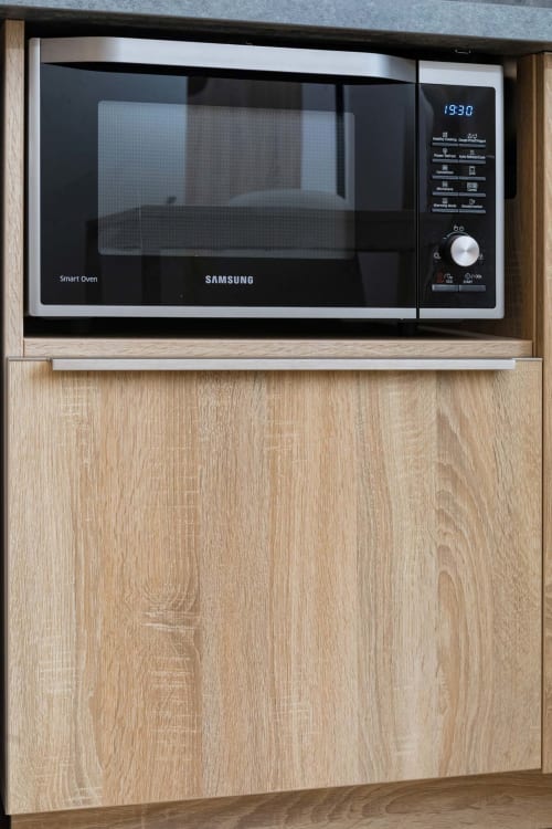 Four intelligent Samsung intégré dans une cuisine en bois d'un studio à Un Air De Famille, Vittel