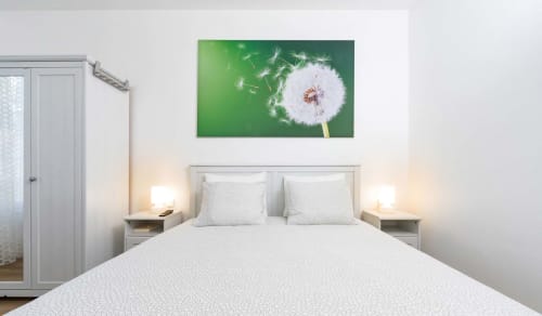 Chambre moderne à Un Air De Famille B&B à Vittel avec tableau de pissenlit, linge blanc et lampes de chevet jumelées