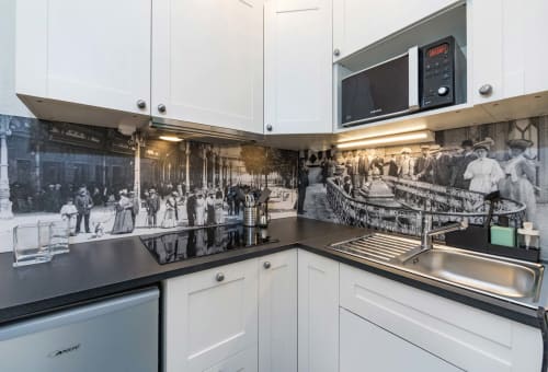 Cuisine moderne dans l'appartement Un Air De Famille, Vittel, avec mobilier blanc, plan de travail noir, style vintage