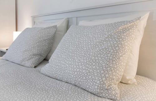 Lit bien organisé avec coussins motifs à Studio 328, Un Air De Famille BnB à Vittel, FR