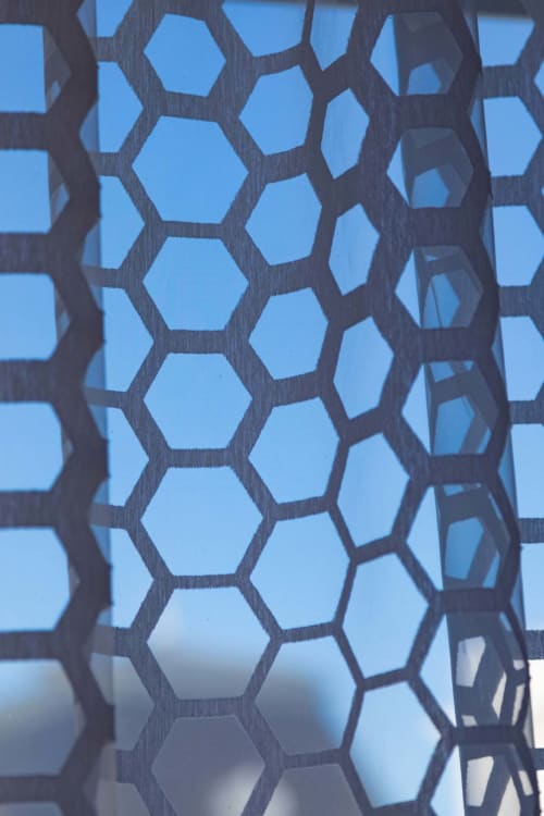 Motif géométrique hexagonal sombre sur fond bleu, Studio 328 à Un Air De Famille, Vittel
