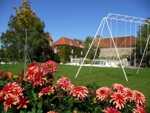 Grand jardin fleuri du Château de Ribourdin - Maison d'Hôtes avec Piscine et Spa en Bourgogne