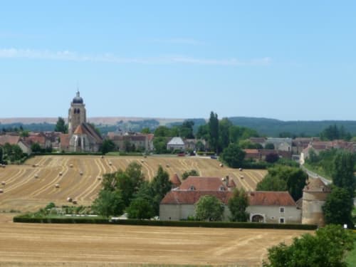 Maison d'hôtes du Château de Ribourdin et village de Chevannes à 7km d'Auxerre