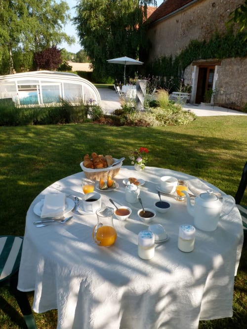 A jump in the pool after a hearty breakfast in the garden?