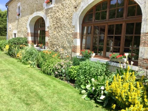Flowerbed of the Château de Ribourdin, guest house in the Burgundy 