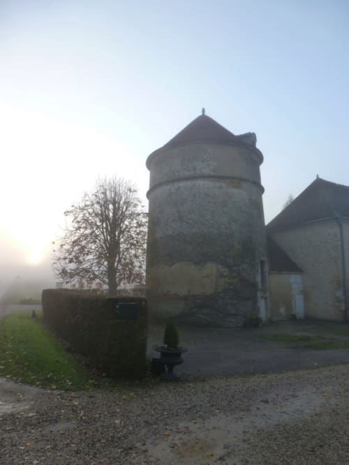 Le colombier du Château de Ribourdin dans la brume matinale, à visiter lors de votre séjour en Bourgogne