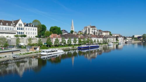 Quai d'Auxerre, ville d'Art et d'histoire, à 10 minutes du Château de Ribourdin, Maison d'Hôtes de Charme