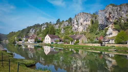 Rocher du Saussois climbing site in Burgundy 
