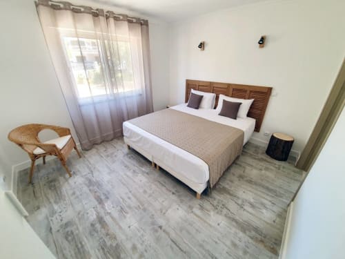 4 quartos com ar condicionado totalmente equipado, localizado no andar de cima para as suas férias ao sol. Aluga-se vivenda Casa Claudina no coração de uma propriedade de 5000m², esta encantadora moradia de 210m² está idealmente localizada apenas a 2,5 km do parque aquático AQUASHOW, o maior do Algarve e a 18 km do aeroporto de Faro. Aluguer de vivenda perto de Vilamoura para os seus eventos, festas ou grupos até 20 pessoas. Casa com grande terraço de madeira para 16 pessoas e grande piscina aquecida localizada no Algarve em Portugal em Loulé. Venha praticar as suas actividades de lazer preferidas num raio de 20 minutos no máximo, disfrute das mais belas praias de areia dourada "Vale do Lobo", "Praia do Forte Novo", "Praia da Oura", Vilamoura e Quarteira, do circuito de karting de Almancil, da marina de Vilamoura e dos campos de golfe de primeira classe "Vila Sol Golf", "Quinta do Lago Laranjal Golf", "Royal de Vale do Lobo - Ocean Golf Course".