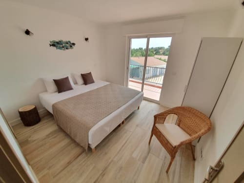 3 quartos com ar condicionado totalmente equipado, localizado no andar de cima para as suas férias ao sol. Aluga-se vivenda Casa Claudina no coração de uma propriedade de 5000m², esta encantadora moradia de 210m² está idealmente localizada apenas a 2,5 km do parque aquático AQUASHOW, o maior do Algarve e a 18 km do aeroporto de Faro. Aluguer de vivenda perto de Vilamoura para os seus eventos, festas ou grupos até 20 pessoas. Casa com grande terraço de madeira para 16 pessoas e grande piscina aquecida localizada no Algarve em Portugal em Loulé. Venha praticar as suas actividades de lazer preferidas num raio de 20 minutos no máximo, disfrute das mais belas praias de areia dourada "Vale do Lobo", "Praia do Forte Novo", "Praia da Oura", Vilamoura e Quarteira, do circuito de karting de Almancil, da marina de Vilamoura e dos campos de golfe de primeira classe "Vila Sol Golf", "Quinta do Lago Laranjal Golf", "Royal de Vale do Lobo - Ocean Golf Course".