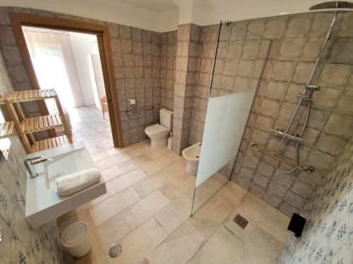 Casa de banho 1 totalmente equipada, para pessoas com mobilidade reduzida, situada no rés do chão para as suas férias ao sol. Aluga-se vivenda Casa Claudina no coração de uma propriedade de 5000m², esta encantadora moradia de 210m² está idealmente localizada apenas a 2,5 km do parque aquático AQUASHOW, o maior do Algarve e a 18 km do aeroporto de Faro. Aluguer de vivenda perto de Vilamoura para os seus eventos, festas ou grupos até 20 pessoas. Casa com grande terraço de madeira para 16 pessoas e grande piscina aquecida localizada no Algarve em Portugal em Loulé. Venha praticar as suas actividades de lazer preferidas num raio de 20 minutos no máximo, disfrute das mais belas praias de areia dourada "Vale do Lobo", "Praia do Forte Novo", "Praia da Oura", Vilamoura e Quarteira, do circuito de karting de Almancil, da marina de Vilamoura e dos campos de golfe de primeira classe "Vila Sol Golf", "Quinta do Lago Laranjal Golf Course", "Royal de Vale do Lobo - Ocean Golf Course".