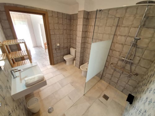 casa-claudina.com - Fully equipped bathroom 1, for people with reduced mobility, located on the ground floor for your holidays in the sun. Villa for rent Casa Claudina in the heart of a 5000m² property, this lovely 210m² villa is ideally located just 2.5 km from the AQUASHOW water park which is the largest in the Algarve and 18 km from the airport of Faro. Villa rental near Vilamoura for your events, parties or groups of up to 20 people. House with large wooden terrace for 16 people and large heated swimming pool located in the Algarve in Portugal in Loule. Come and practice your favorite leisure activities within a radius of 20 minutes maximum, enjoy the most beautiful golden sand beaches "Vale do Lobo", "Forte Novo Beach", "Praia da Oura", Vilamoura and Quarteira, of the karting circuit in Almancil, from Vilamoura marina and first class golf courses "Vila Sol Golf", "Quinta do Lago Laranjal Golf Course", "royal de Vale do Lobo - Ocean Golf Course".