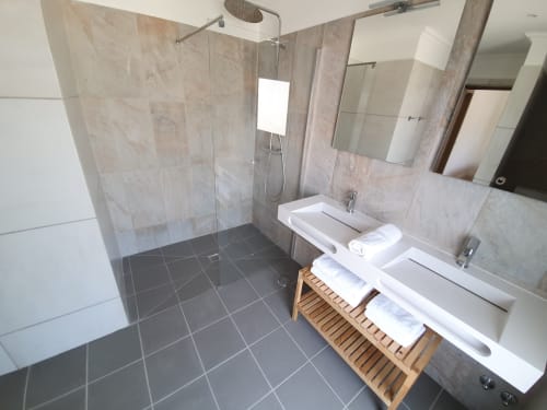 casa-claudina.com - Fully equipped bedroom 4 bathroom, located upstairs for your sunny vacation. Villa for rent Casa Claudina in the heart of a 5000m² property, this lovely 210m² villa is ideally located just 2.5 km from the AQUASHOW water park which is the largest in the Algarve and 18 km from the airport of Faro. Villa rental near Vilamoura for your events, parties or groups of up to 20 people. House with large wooden terrace for 16 people and large heated swimming pool located in the Algarve in Portugal in Loule. Come and practice your favorite leisure activities within a radius of 20 minutes maximum, enjoy the most beautiful golden sand beaches "Vale do Lobo", "Forte Novo Beach", "Praia da Oura", Vilamoura and Quarteira, of the karting circuit in Almancil, from Vilamoura marina and first class golf courses "Vila Sol Golf", "Quinta do Lago Laranjal Golf Course", "royal de Vale do Lobo - Ocean Golf Course".