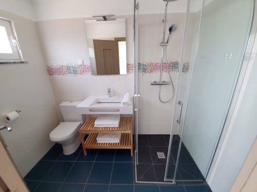 Bathroom N ° 2 of the villa for rent Casa Claudina located in the heart of a 5000m² property, this pretty 210m² villa is ideally located just 2.5 km from the AQUASHOW water park which is the largest in the Algarve and 18 KM from Faro airport. Villa rental near vilamoura for your holidays, your events, parties or groups up to 20 people.