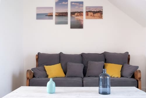 Canapé to be repositioned in the Vila Casaclaudina salon located in the Algarve with Portugal in the vicinity of Vilamoura.