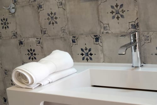 Modern fully equipped and new bathroom installed in the Casa Claudina Comfort and Tranquility villa in Loulé in Portugal, Algarve region.