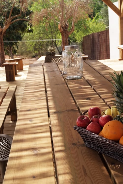 casa-claudina.com - Magnificent wooden terrace, large wooden table that can accommodate 16 people, villa Casa Claudina Comfort and Tranquility in Loulé in Portugal, Algarve region.