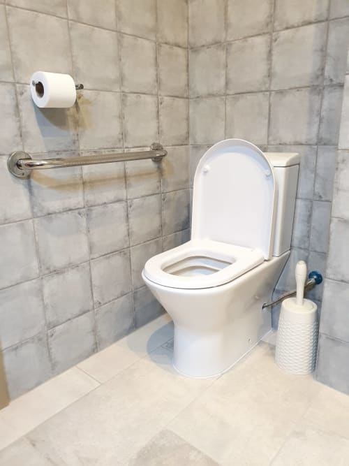 Fully equipped bathroom 1, toilet - WC for people with reduced mobility, located on the ground floor for your holiday in the sun.