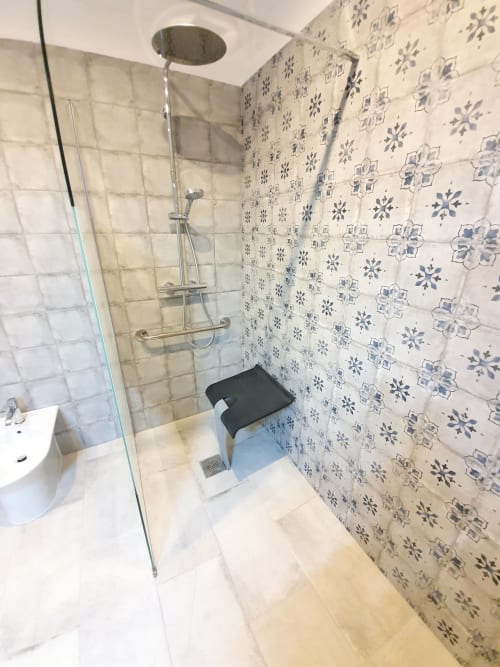 Fully equipped bathroom 1, shower + seat for people with reduced mobility, located on the ground floor for your holiday in the sun.