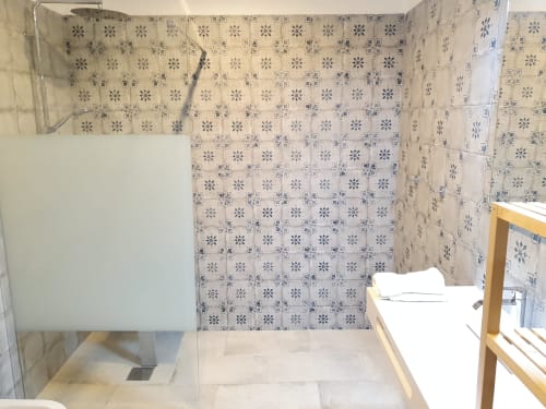 Spacious and fully equipped bathroom 1, for people with reduced mobility, located on the ground floor for your holidays in the sun.