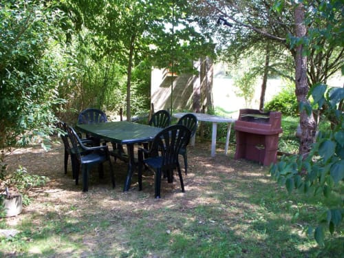 Gite "Les Combarelles": Coin repas exterieur, bbq.