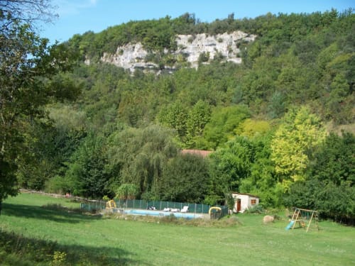 Gites Accromagnon, vue des falaises de calcaire.