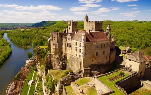 Vue du Chateau de Beynac avec la Dordogne en contrebas.