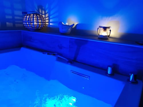 Baignoire hydromassante privée avec éclairage ambiant bleu à La Cour d'Hortense B&B à Sailly-Flibeaucourt, France