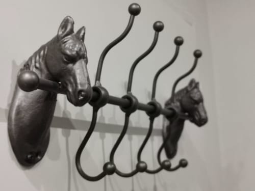 Crochets de vestibule en fonte ornementale aux finials en tête de cheval, La Cour d'Hortense, Sailly-Flibeaucourt