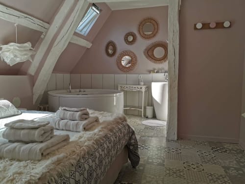 Chambre avec baignoire attenante à La Cour d'Hortense, Sailly-Flibeaucourt. Tons neutres, puits de lumière, miroirs décoratifs, rouleaux