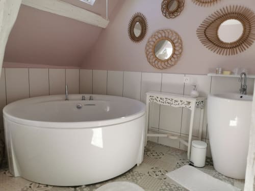 Baignoire luxueuse et ronde dans la chambre Chez Honorine du gîte La Cour d'Hortense à Sailly-Flibeaucourt, avec miroirs décor