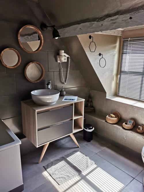 Salle de bains moderne chez Louise à La Cour d'Hortense, Sailly-Flibeaucourt, avec vasque et meuble de bois