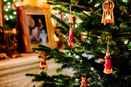 Weihnachtsbaum mit festlicher Dekoration im Château d'Hassonville B&B, Marche-en-Famenne, Belgien