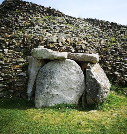 Cairn de Barnenez, Gîtes du Bulz, 3 maisons de vacances entre la Baie de Morlaix et les monts d’Arrée (Bretagne)