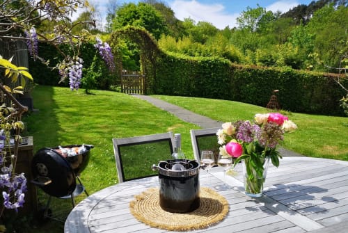 Barbecue sur la terrasse ombragée du gîte La Rivière